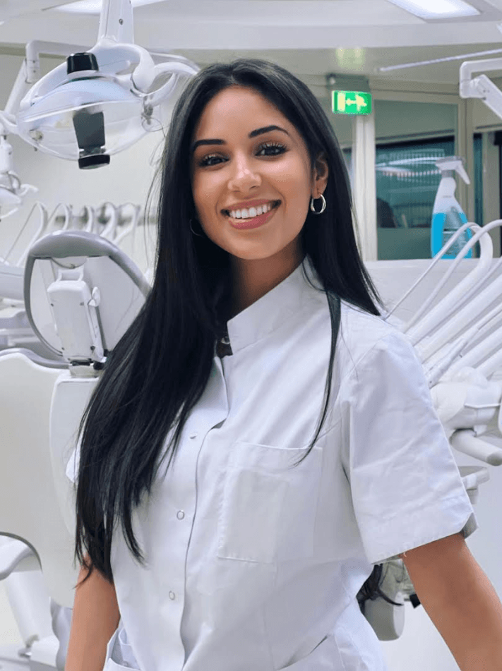 Yasmine Mârroufi, tandarts